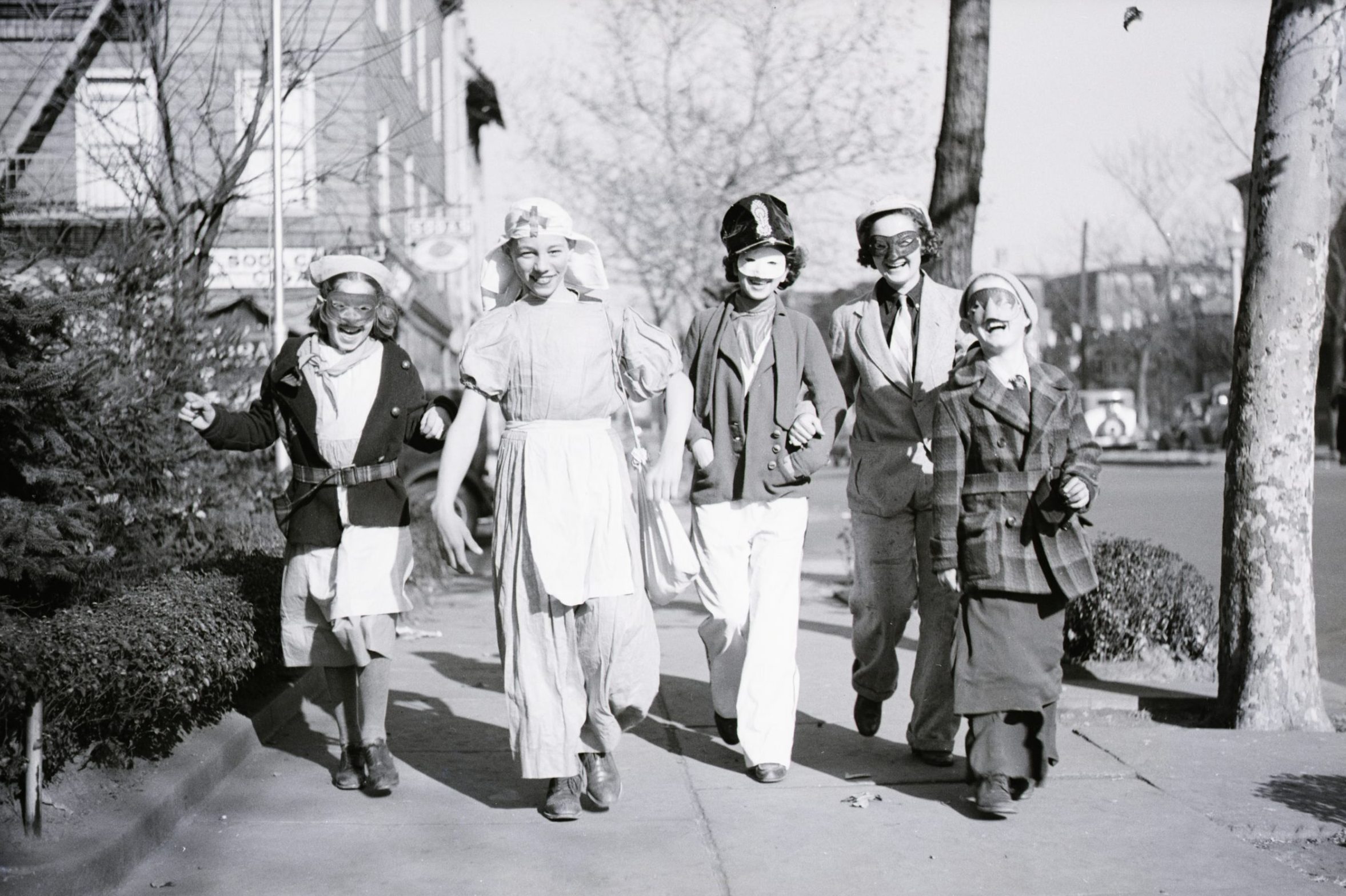 40 Vintage Halloween Costumes That Could Still Be Worn Today