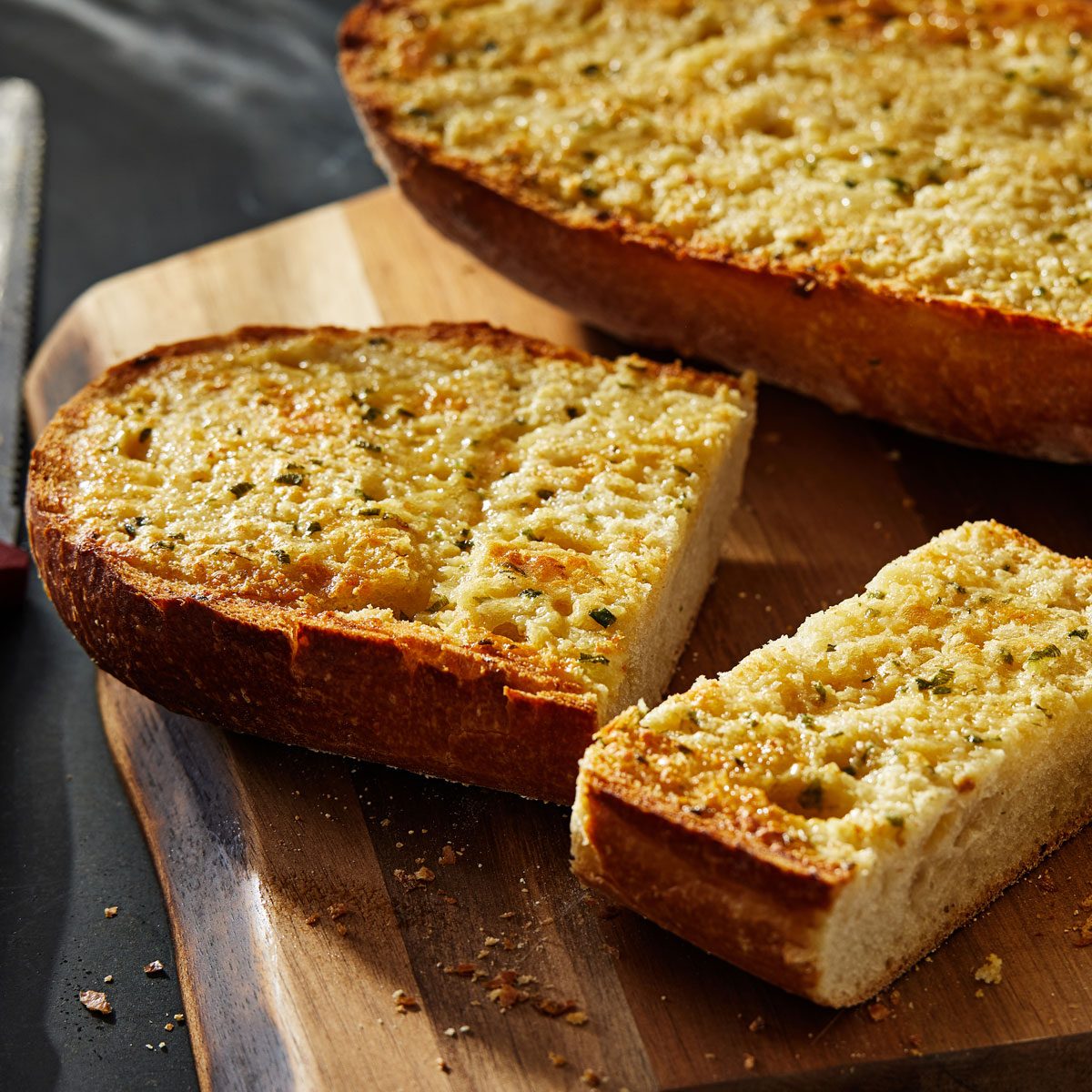 Here’s Why Garlic Bread Always Tastes Better at Restaurants